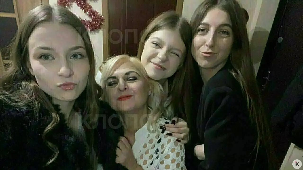 Средняя дочь остаётся в реанимации и на ИВЛ, у двух других — травмы позвоночника и переломы; родственники собирают средства на дальнейшее лечение и реабилитацию.