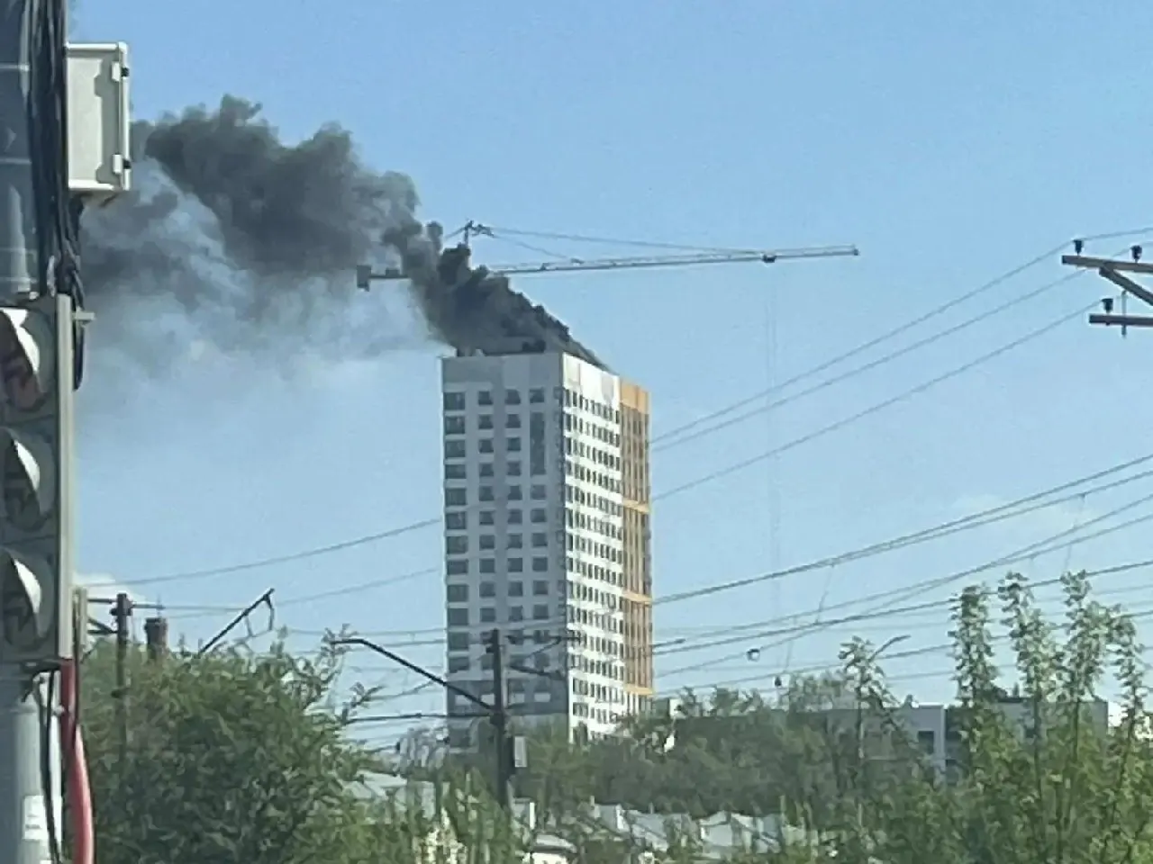 В Рязани загорелась строящаяся высотка в микрорайоне Шлаковый — над зданием поднялся столб чёрного дыма. Сведения о пострадавших и причинах возгорания уточняются.