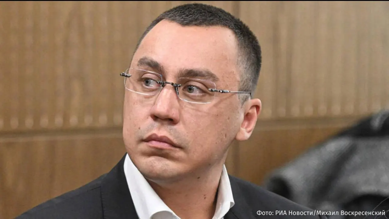 Арбитраж запустил реструктуризацию долгов бизнес‑блогера после подачи ФНС. С учётом штрафов и пеней требования налоговой приближаются к 840 млн рублей. Параллельно предприниматель открыл премиум‑банный комплекс в центре Москвы.
