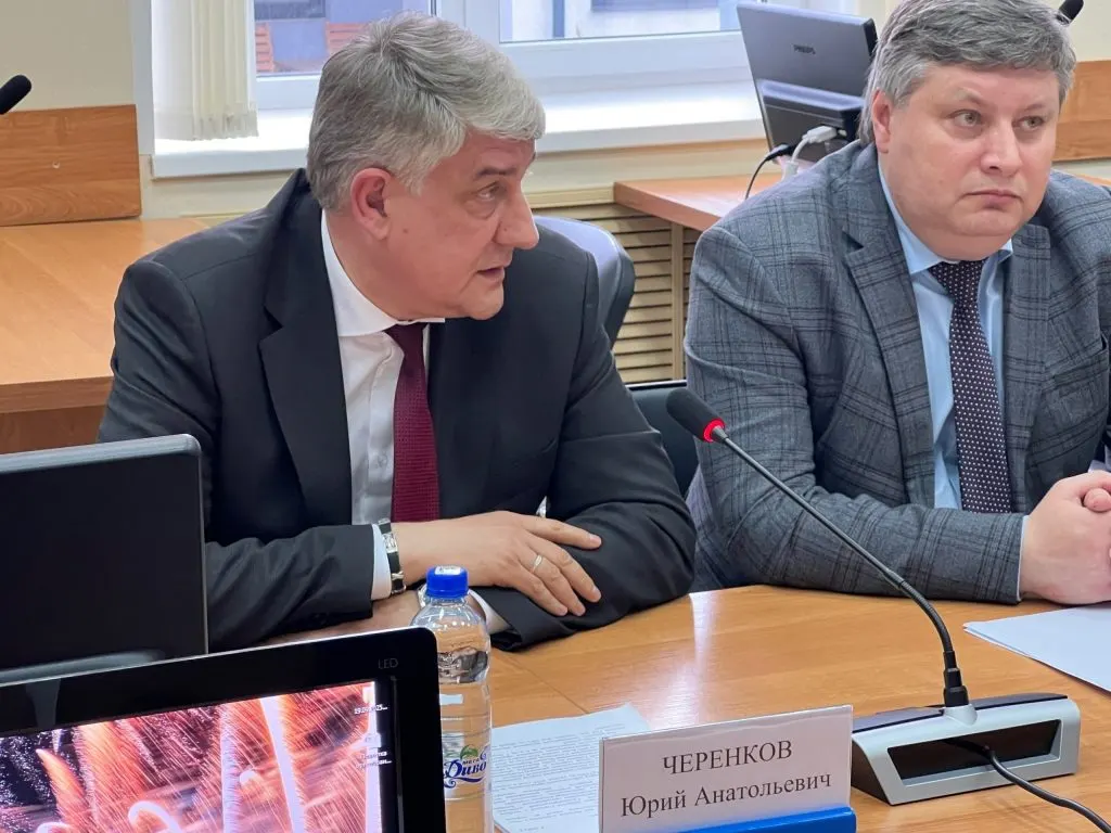 Воронежский областной суд раскрыл подробности обвинений в получении взятки: бывшему врио главы Нововоронежа продлили арест, ему грозит до 12 лет лишения свободы.