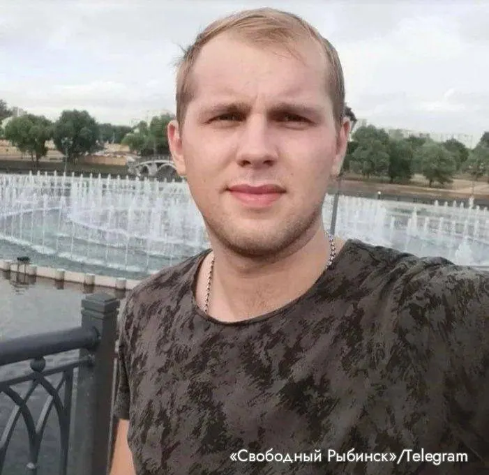 Суд признал бывшего сотрудника Центра «Э» виновным во взятках и превышении полномочий. Ему назначили 12 лет колонии строгого режима, лишили звания и обязали конфисковать средства, которые следствие считало добытыми преступным путём. Ранее в адрес обвиняемого поступали заявления о применении силы при задержаниях.