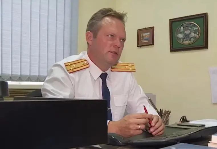 Октябрьский райсуд Иванова заменил формулировку увольнения бывшего начальника СУ СК по Ивановской области: вместо «по собственному желанию» указали «утрату доверия». Суд сослался на вопросы с жильём и выделением участка.