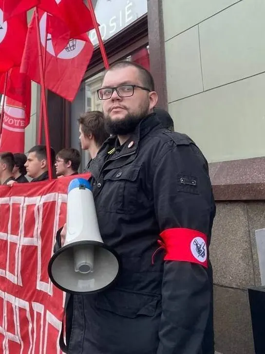 Михаилу Акселю составили административный протокол по части 1 ст. 20.3.3 КоАП. Заседание назначено в Таганском суде Москвы, сам активист считает дело политически мотивированным.