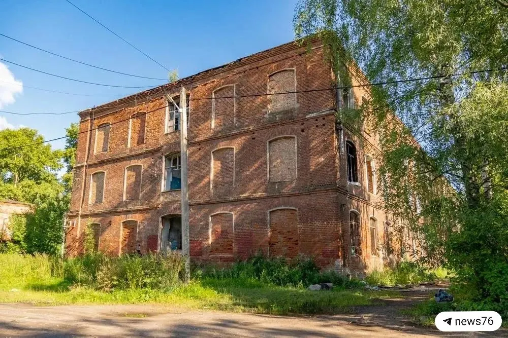 Кирпичный памятник XIX века — бывшие казармы Норской мануфактуры — продают за символическую цену. Новый владелец должен будет вложиться в серьёзную реставрацию; для участия в аукционе требуется задаток 29,61 млн ₽.