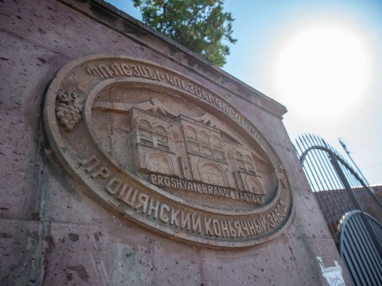 В апреле российские регуляторы приостановили продажи миллионов бутылок армянской минеральной воды и инициировали аннулирование лицензии российского дистрибьютора армянского коньяка. Меры происходят на фоне дипломатических разногласий и подготовки к парламентским выборам в Армении.