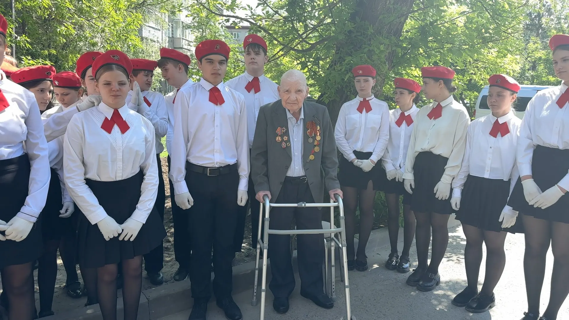 Частицу огня из Александровского сада доставили в Барнаул и передали ветерану Великой Отечественной Дмитрию Позднякову в рамках ежегодной акции.