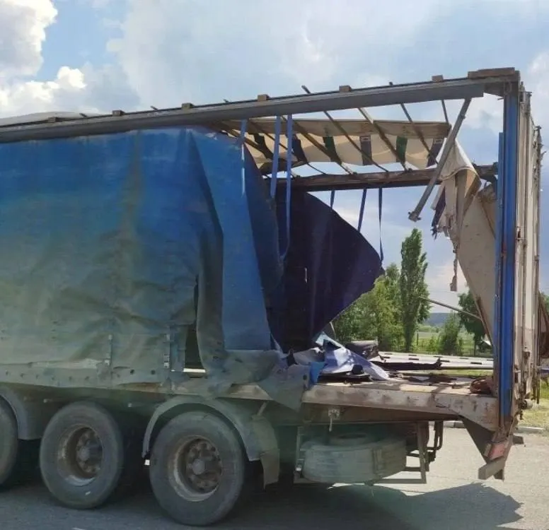 В посёлке Разумное в Белгородской области дрон попал в грузовой автомобиль — подробности инцидента уточняются.