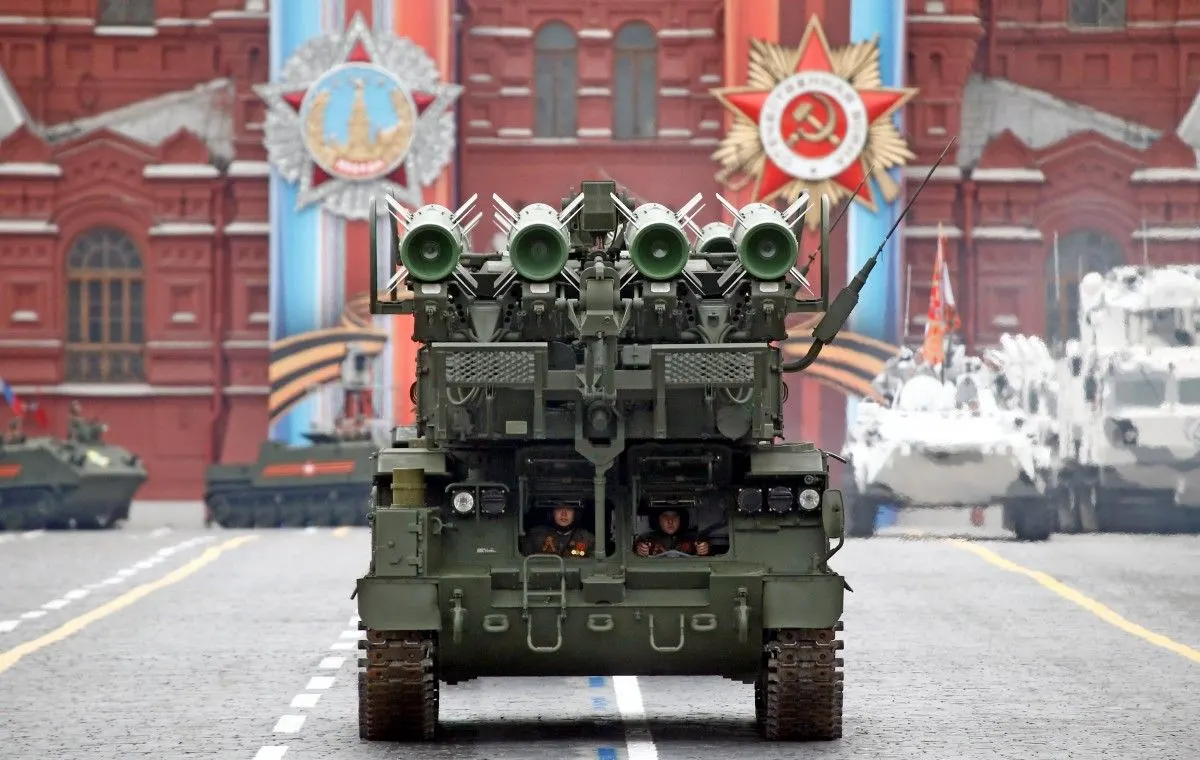 По оценке экспертов, российские власти могут использовать временное прекращение огня для проведения парада и оправдания угроз в адрес Украины, вплоть до заявлений о применении ракет «Орешник».