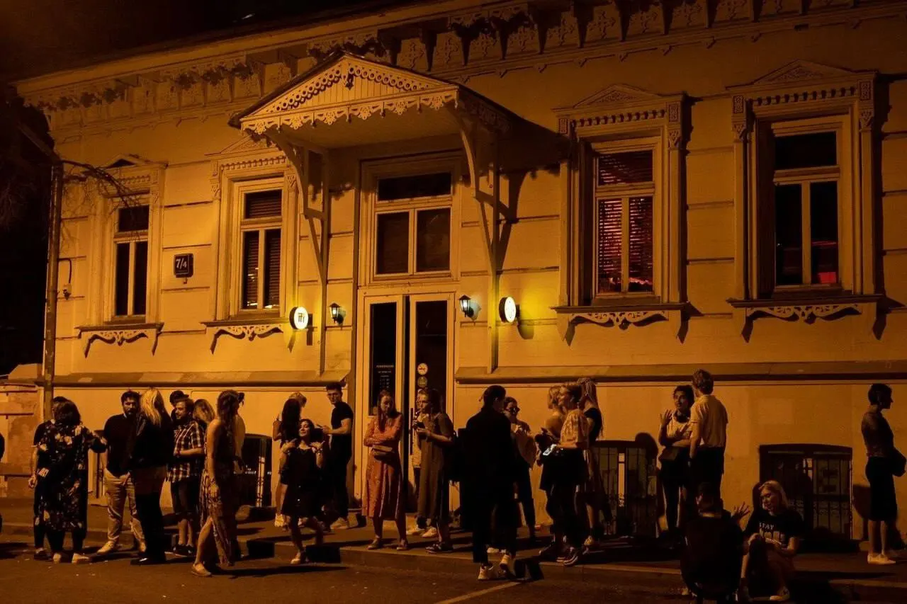 В здании закрывшегося клуба Powerhouse на Таганке в техническом режиме начало работу новое пространство «Место Зангези». Первые вечеринки уже прошли, официальное открытие запланировано на июнь; прежний клуб закрылся после 13 лет работы из‑за долгов и роста арендных расходов.