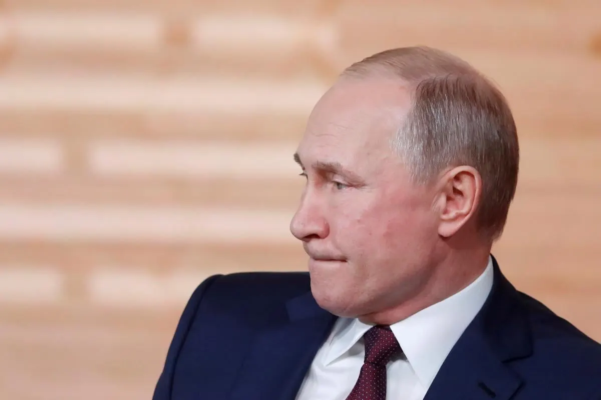 Британский историк Роберт Сервис предупреждает, что война в Украине ослабляет экономику и политический образ Владимира Путина, создавая риск внезапных политических перемен.