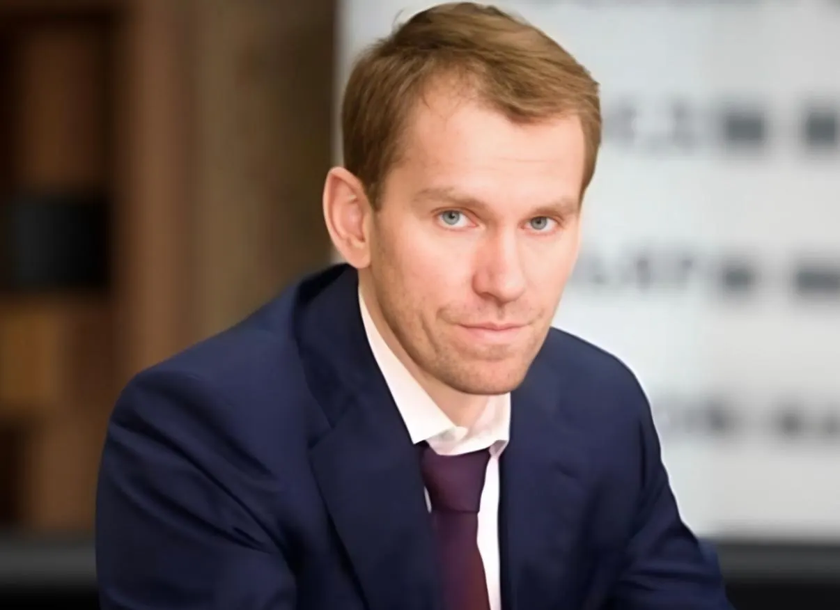 По результатам журналистского расследования движение получает средства через фонды, связанные с влиятельными бизнесменами и политологом. «Русская община» известна антимигрантскими рейдами, совместными акциями с силовиками и массовыми доносами.
