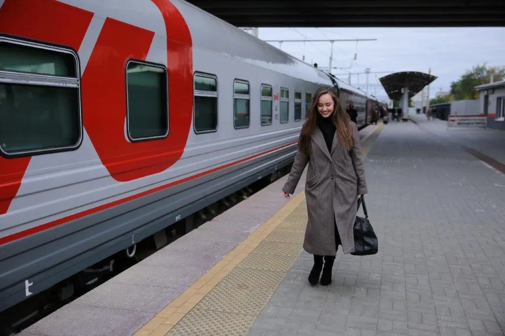 Предлагается сократить время следования поезда между Москвой и Саратовом примерно на два часа и заменить состав на двухэтажные вагоны для увеличения вместимости и комфорта пассажиров.