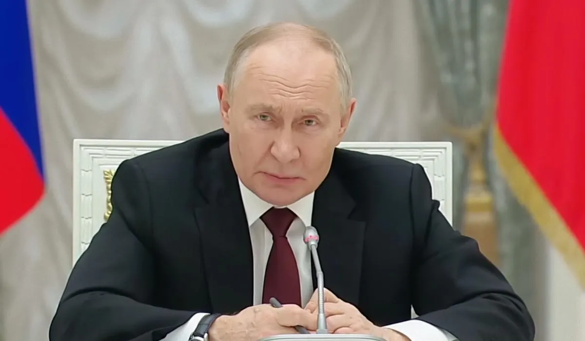 После парада в Москве Владимир Путин сообщил, что готов встретиться с президентом Украины не только в Москве, назвал ситуацию с обменом пленными и заявил о необходимости сосредоточиться на СВО; также выразил мнение о скором завершении конфликта.