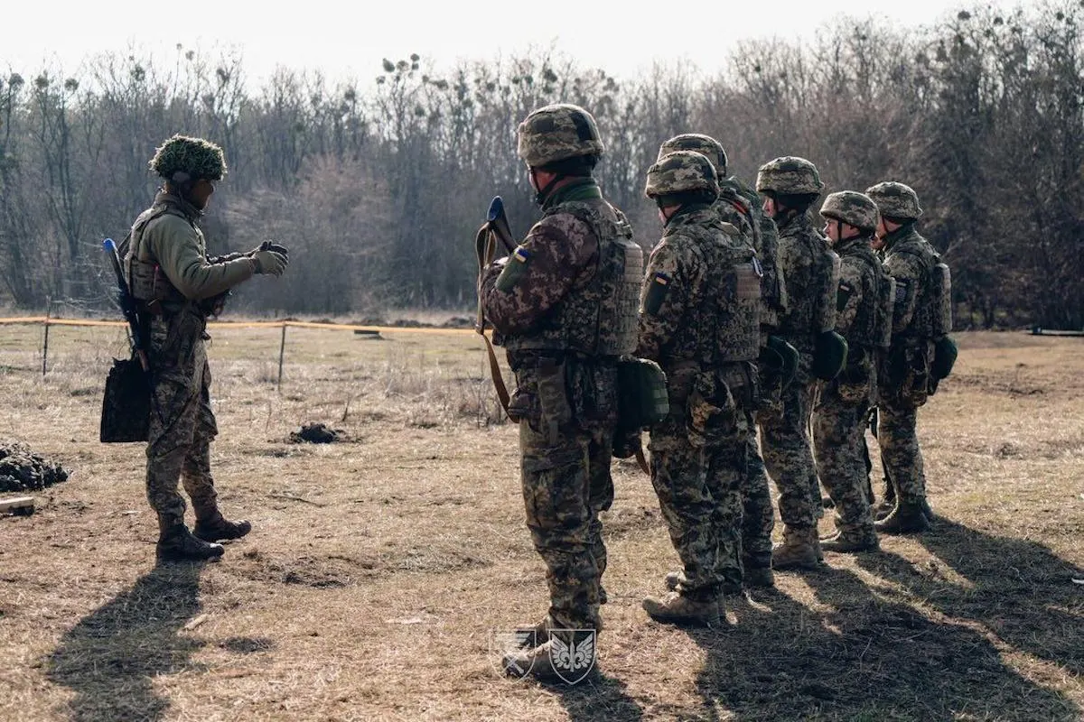 Киев согласился на временное прекращение огня в день парада ради возвращения около тысячи военнослужащих; Красная площадь исключена из списка целей, для остальной территории действует принцип зеркального ответа.