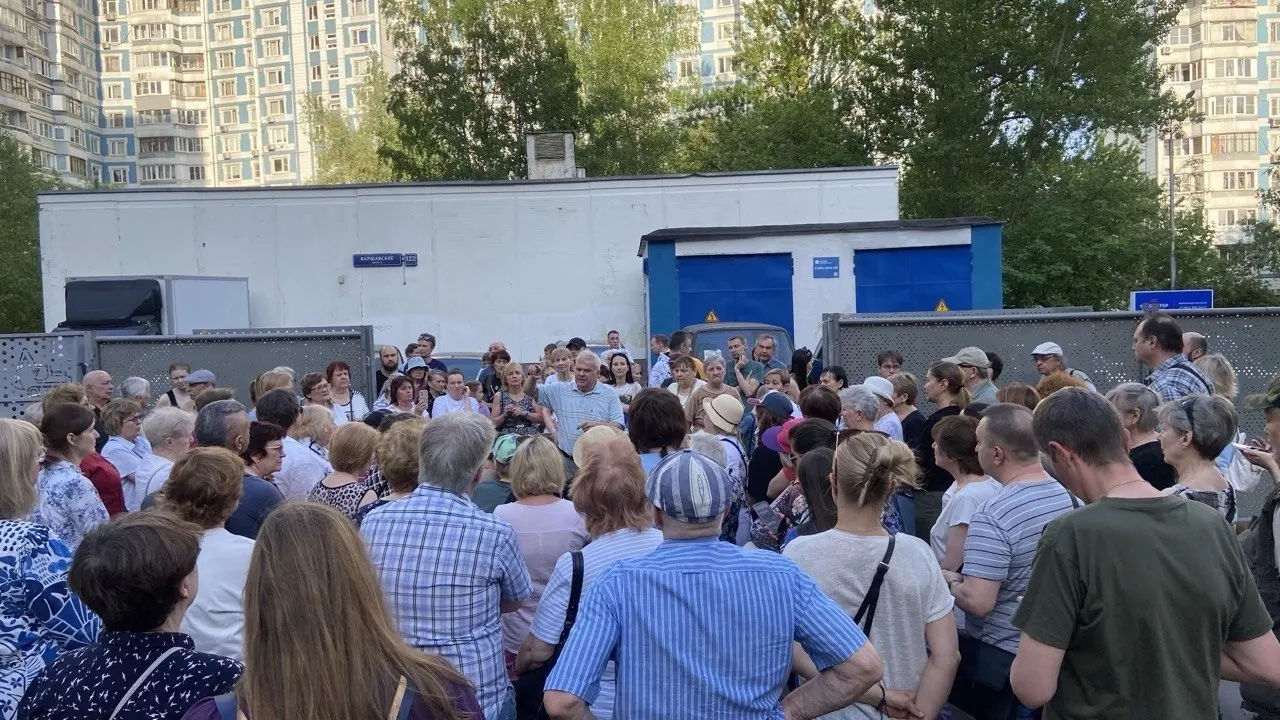 Около 150 человек провели сход в Северном Чертанове: они обвиняют власти в сносе «народной» спортплощадки и проведении работ без документов, опасаясь вырубки деревьев, потери парковок и шума.