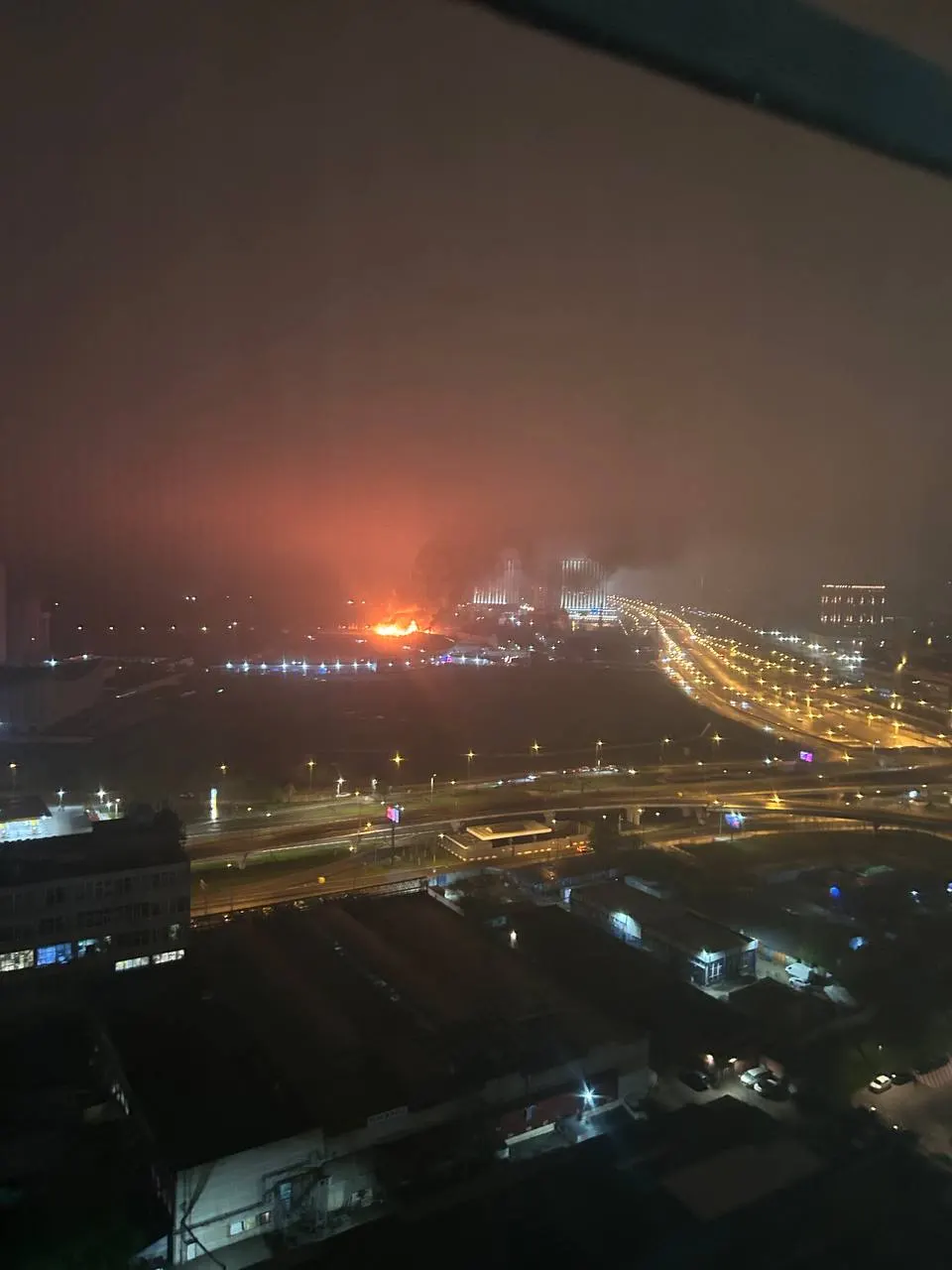 По данным администрации, огонь распространился на примерно 3 000 кв. м. Тушению мешает сложная планировка и конструктивные особенности здания.