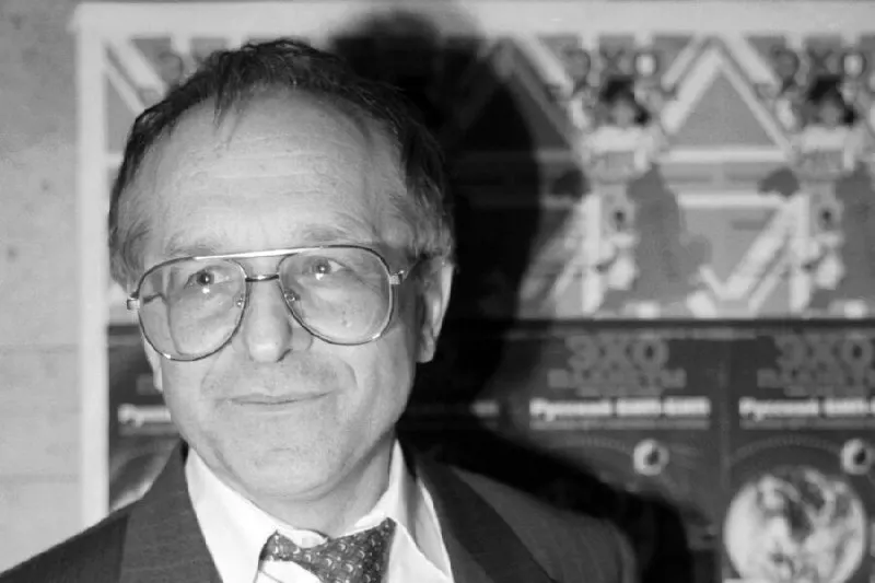 Тело ветерана журналистики обнаружено у дома на улице Крупской. Проверяется версия несчастного случая: по предварительным данным, он мог выпасть из окна; за мужчиной ухаживала сиделка.