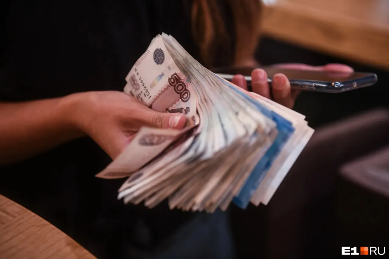 В Свердловской области задержана предполагаемая сообщница мошенников, у следователей изъяты крупные суммы. Одна из пострадавших о краже не сообщала — полиция просит помочь её найти.
