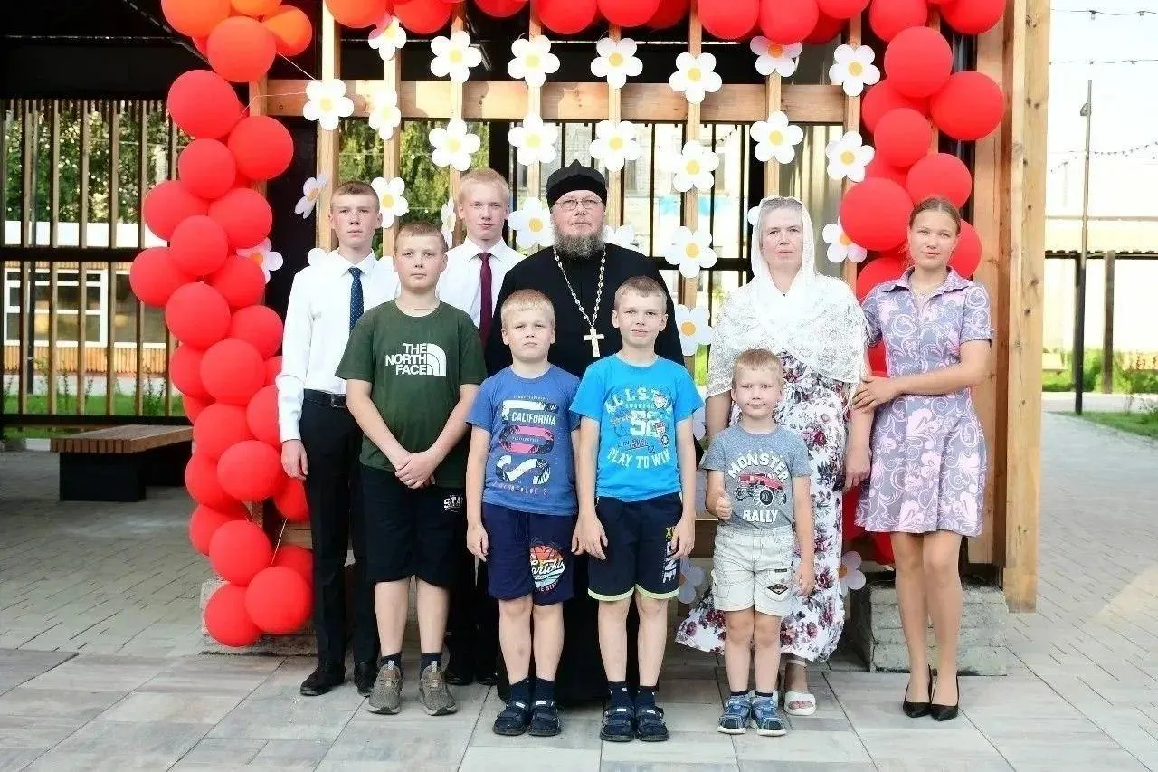 В Рязани отметили многодетные семьи: одной из женщин присвоено звание «Мать‑героиня» — у неё десять детей. Несколько семей получили ордена и благодарности.