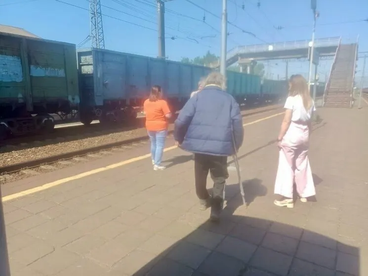 После инсульта мужчина с потерей ориентации был найден в Самарской области; совместными усилиями волонтёров и служб его доставили к пожилой матери в Подмосковье.