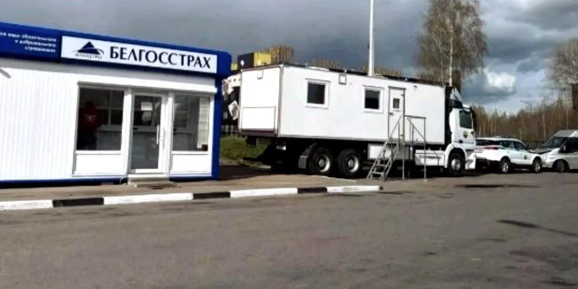 На контрольно‑пропускных пунктах вводят «фильтрацию»: выборочные задержания и длительные беседы — до восьми часов. Сотрудники КПП фиксируют данные проезжающих и фотографируют паспорта.