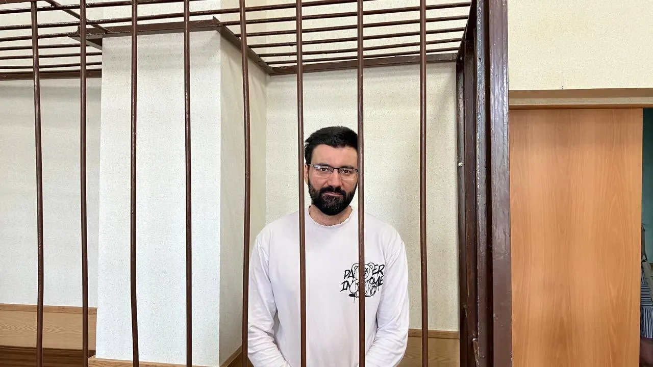 В Железнодорожном суде Рязани началось рассмотрение дела бывшего главного редактора регионального издания — его обвиняют в финансировании «экстремистской организации» из‑за донатов. Следствие представило в качестве улики грустный эмодзи под публикацией о смерти Алексея Навального.