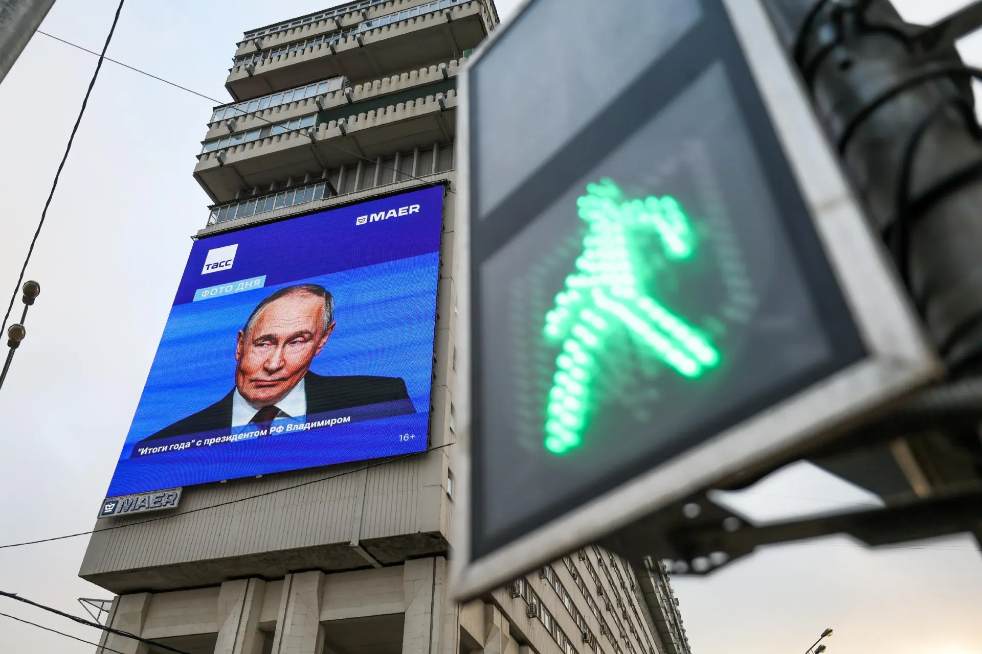 Режим прекращения огня, объявленный президентом РФ, вступил в силу и рассчитан на двое суток.