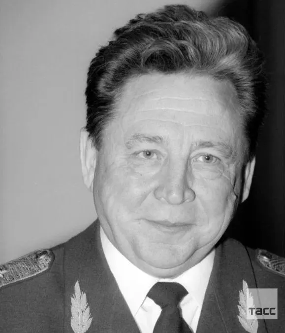 2 мая в квартире в Москве обнаружено тело 87‑летнего отставного генерал‑полковника Станислава Петрова. Рядом найден пистолет, предварительная версия — самоубийство; официальные медики при этом называют версию смерти «после тяжёлой болезни». Петров ранее руководил войсками химической защиты и стал первым начальником войск РХБЗ России.