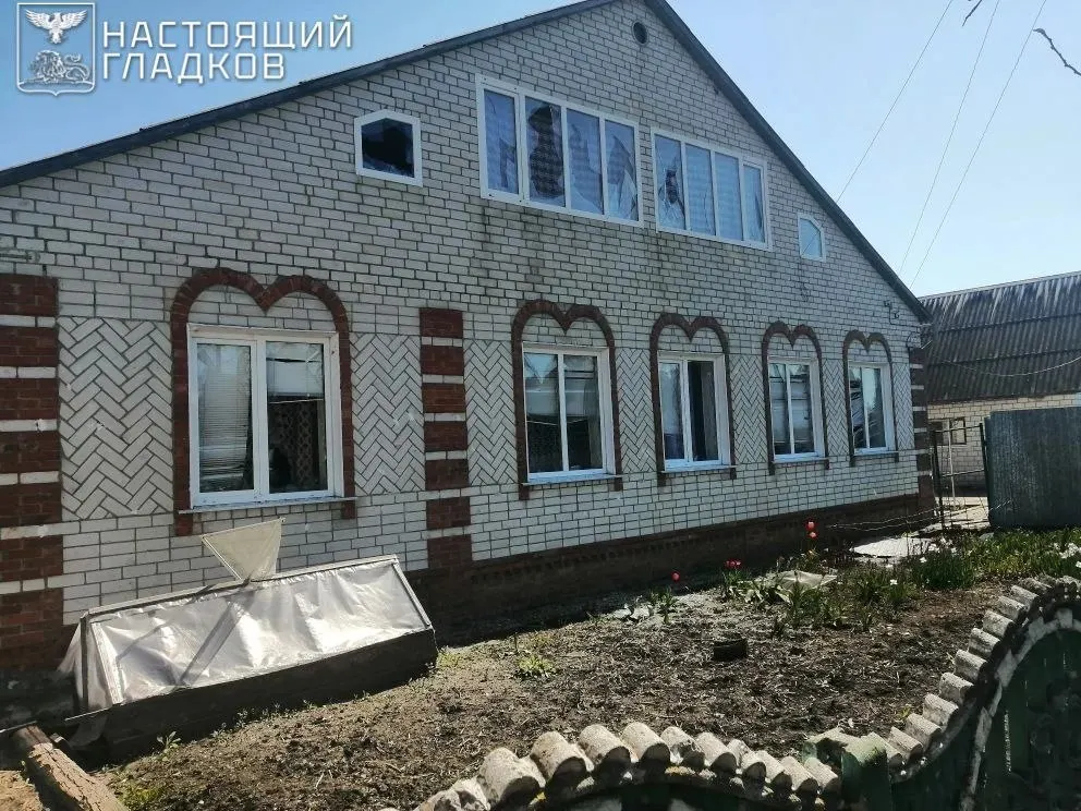 Житель Шебекинского района скончался от ранений после удара дрона, ещё семь человек получили травмы, среди них ребёнок и боец отряда «Орлан». В Брянской области в результате обстрела и атаки дронов ранены сотрудники предприятия и почтовой службы.
