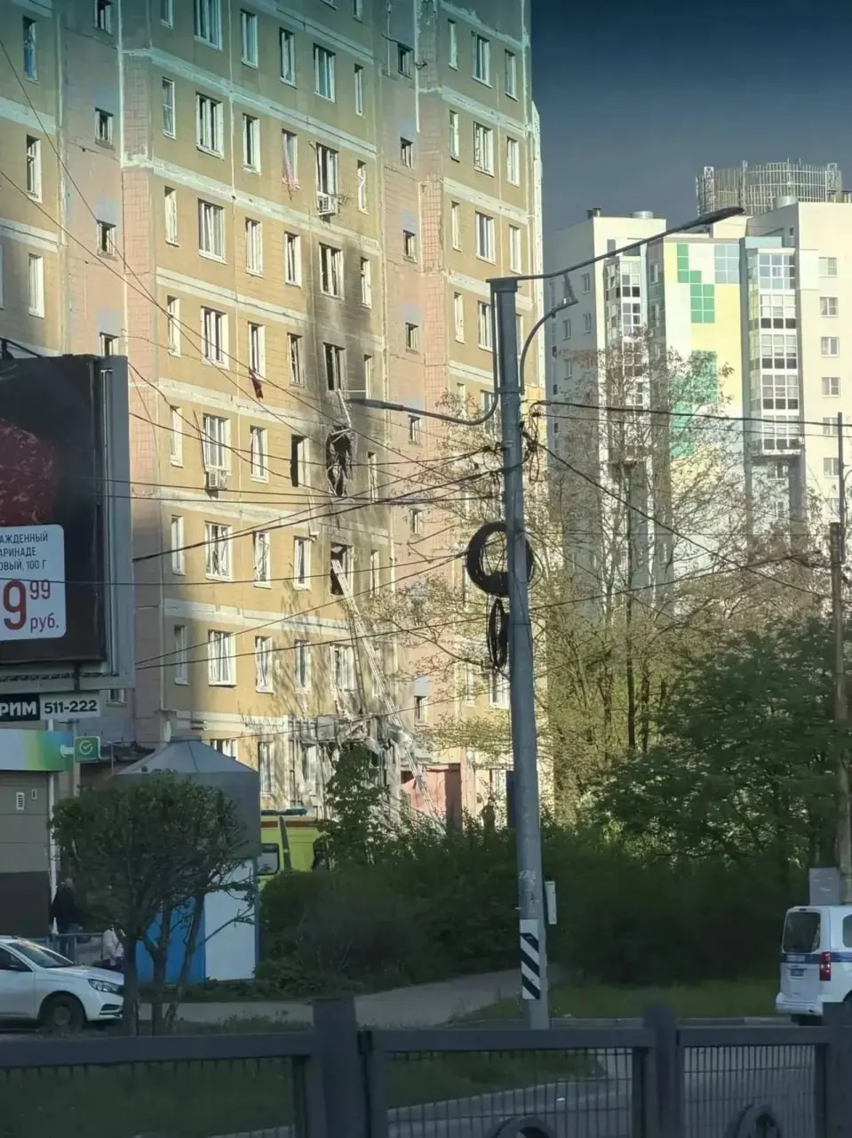 По итогам ночного удара беспилотников региональная комиссия под председательством губернатора приняла решение о введении режима чрезвычайной ситуации. Погибли люди, есть пострадавшие, повреждён нефтеперерабатывающий завод.