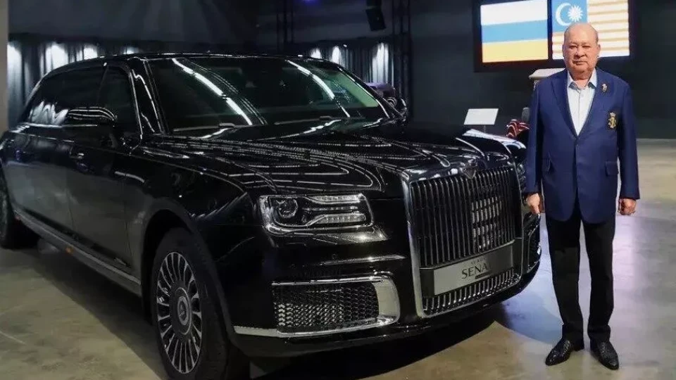 После участия в параде Победы король Малайзии Ибрагим покинул Россию на лимузине Aurus Senat. Монарх назвал обладание автомобилем «особой честью», не уточнив, куплен ли он или получен в подарок.