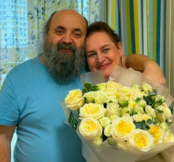 Наталье Вяхиревой диагностирован рак сигмовидной кишки IV стадии с метастазами. Лечение в Москве требует дорогостоящих препаратов — один курс стоит 580 000 рублей, семья не в состоянии оплатить его самостоятельно.