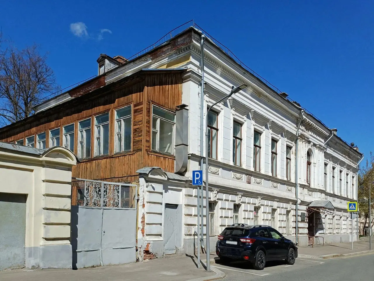 Мэрия передала XIX‑вековую усадьбу Театру Наций для нужд театра. Здание — объект культурного наследия с несколькими постройками и богато оформленными интерьерами.