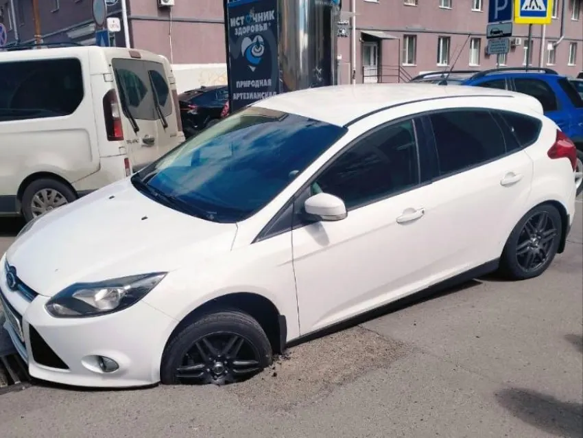 Автомобиль провалился при выезде из подземного паркинга: очевидцы утверждают, что сотрудников Госавтоинспекции пришлось ждать почти шесть часов.