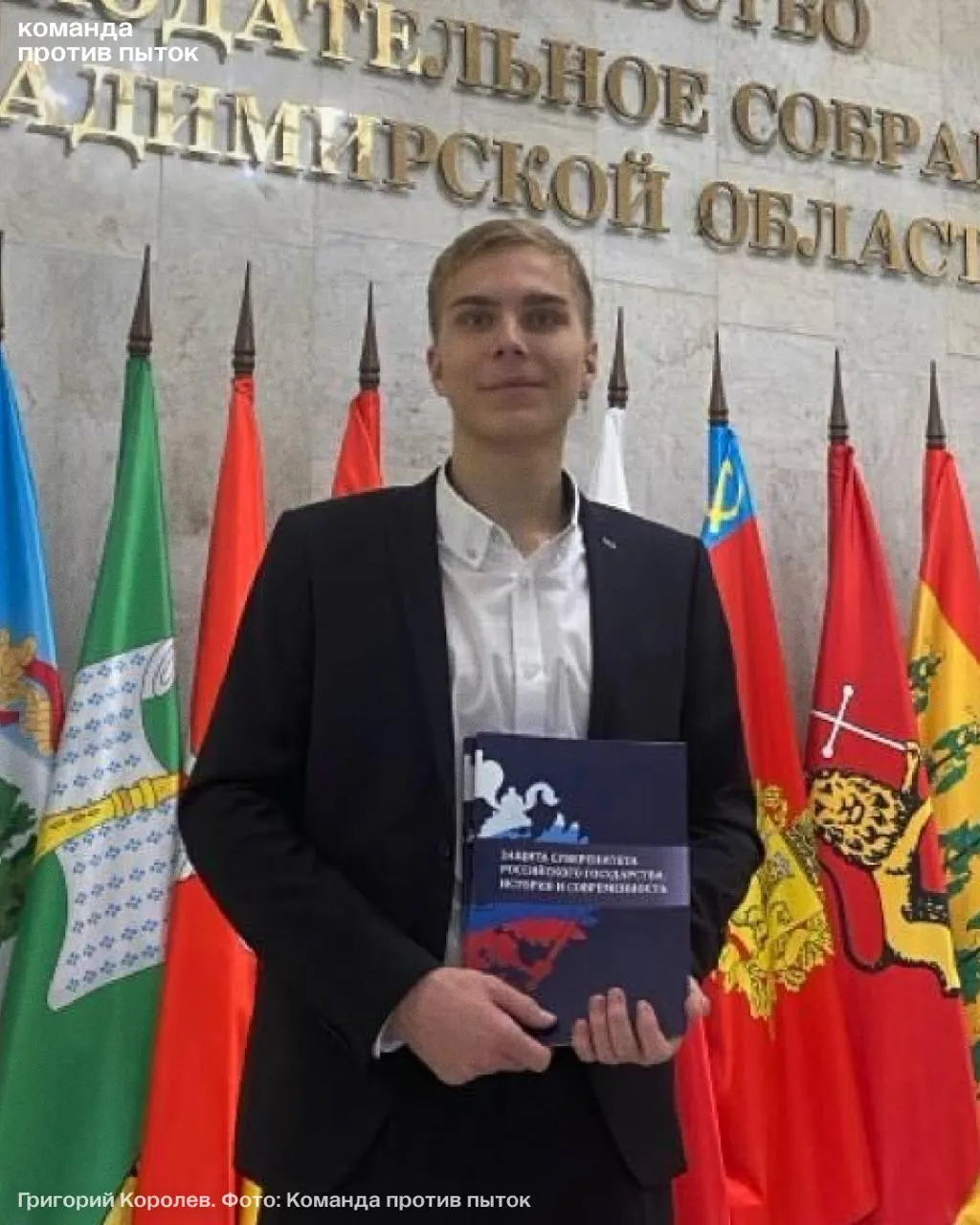 20‑летний студент, пришедший в отдел полиции, чтобы заявить о краже пауэрбанка, рассказал об избиении сотрудником. У пострадавшего зафиксированы ссадины, гематомы и закрытая черепно‑мозговая травма, по факту инцидента проводится проверка.
