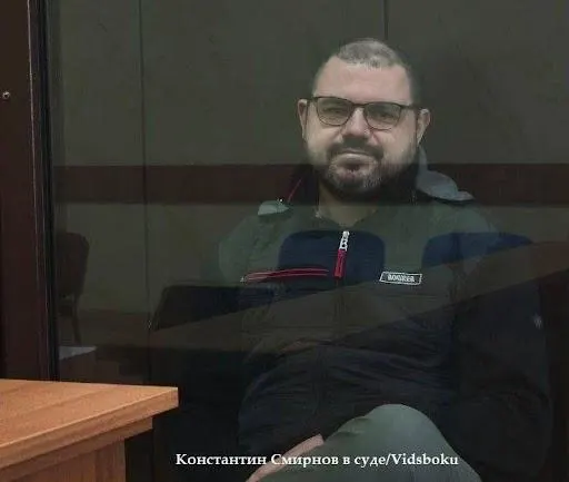 В Рязани в суде рассматривают дело лидера регионального отделения «Яблока». Его обвиняют в вымогательстве 300 тыс. рублей у директора фонда капремонта — обвиняемый заявляет о политической подоплеке и отрицает угрозы.