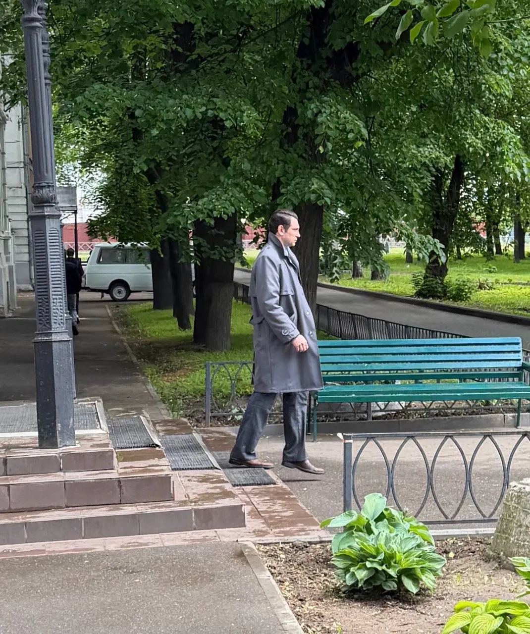 У здания естественно-географического факультета ЯГПУ им. К. Д. Ушинского прошли съёмки — на крыльце факультета заметили актёра Антона Хабарова.