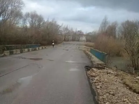 После снижения уровня воды в Рыбновском районе восстановили проезд по мосту у деревни Валищево.