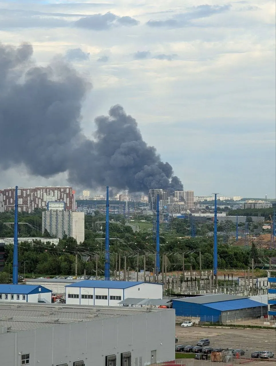 На Проектируемом проезде №134 в Новомосковском административном округе загорелся одноэтажный торговый павильон со стройматериалами и газовыми баллонами. Площадь возгорания — около 1,5 тыс. кв. м, для тушения запросили авиацию.