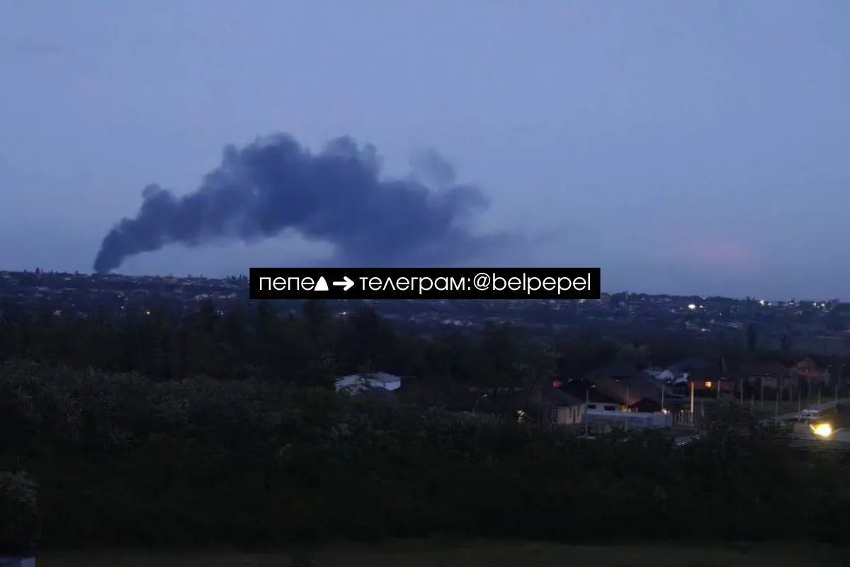 В посёлке Маслова Пристань Белгородской области очевидцы зафиксировали столб чёрного дыма после удара беспилотника по грузовым автомобилям; подробности о пострадавших пока не поступали.