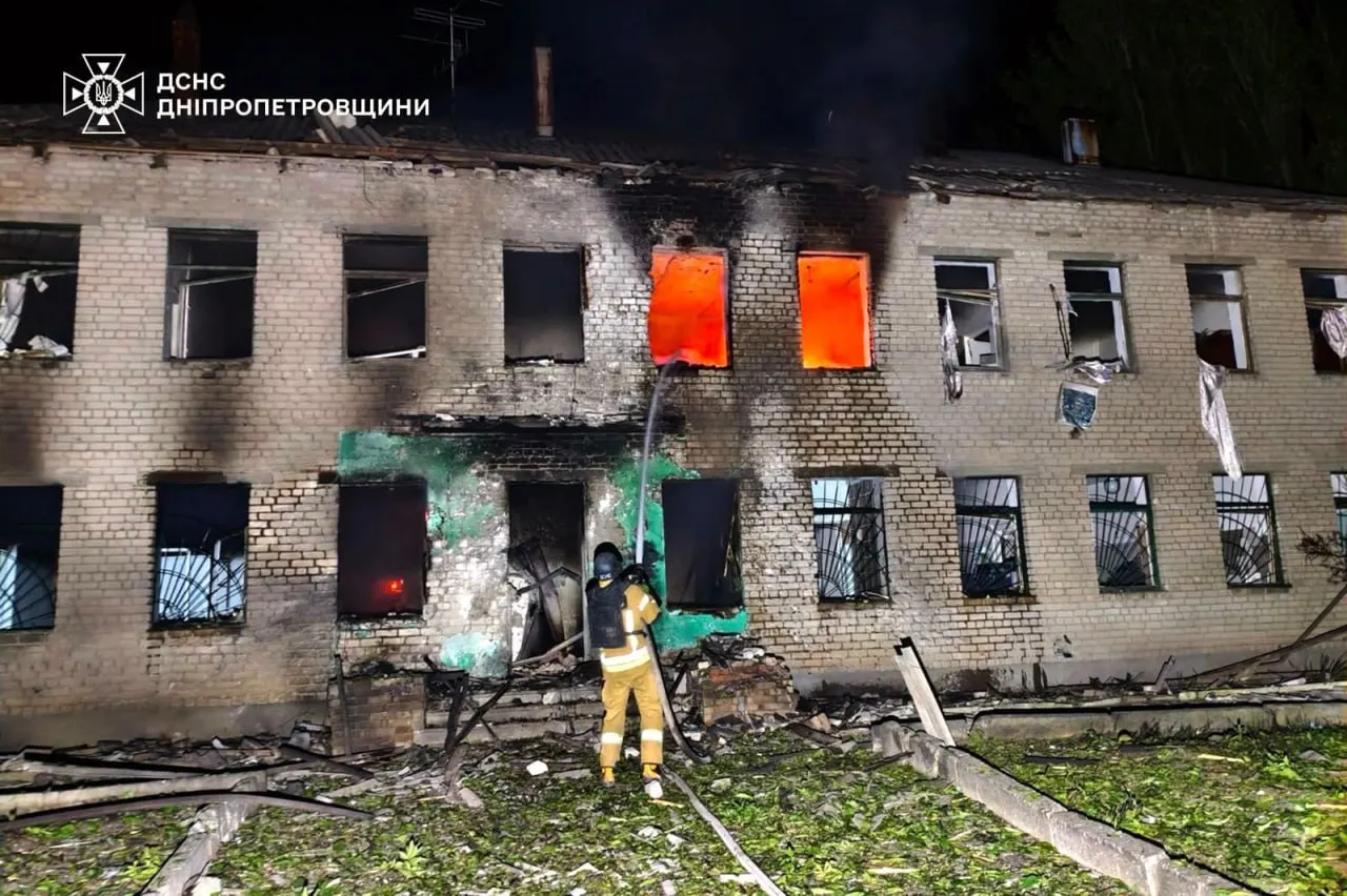 Ночная сводка: ПВО России сообщают о 348 сбитых беспилотниках, в Новороссийске горит нефтебаза после атаки, МВД объявило в розыск Гарри Каспарова, в Кызыле возбуждено дело по фактам возможных издевательств в детсаду, Роспотребнадзор приостановил продажу ряда армянских вин и коньяков.