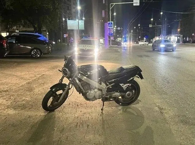 Вечером у дома №30 на ул. Южно-Моравская 26-летний водитель мотоцикла Honda потерял управление и врезался в бордюр; мотоциклист и 25‑летняя пассажирка получили травмы, полиция проводит проверку.