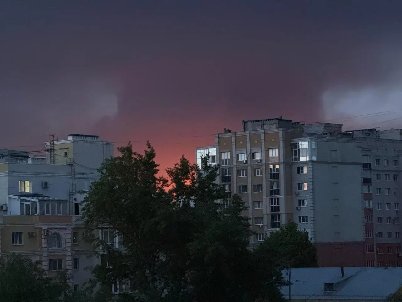 В Рязанской области зафиксированы попадания беспилотников в жилые дома и промышленный объект. На месте работают экстренные службы, проводится расследование.