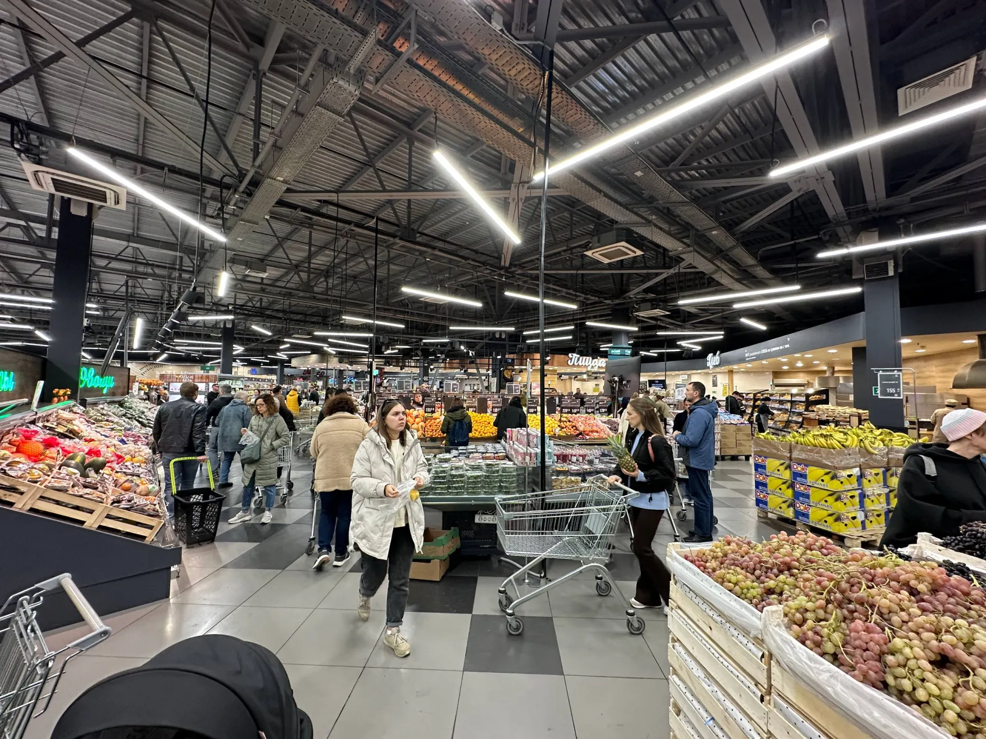 По мартовским данным статистики минимальный набор продуктов во Владивостоке стоит 10 470 ₽, в Москве — 9 141 ₽, в Подмосковье — 8 260 ₽. В расчёт входили 33 вида товаров; быстрее всего дорожают овощи и фрукты из‑за транспортной удалённости и сезонности.
