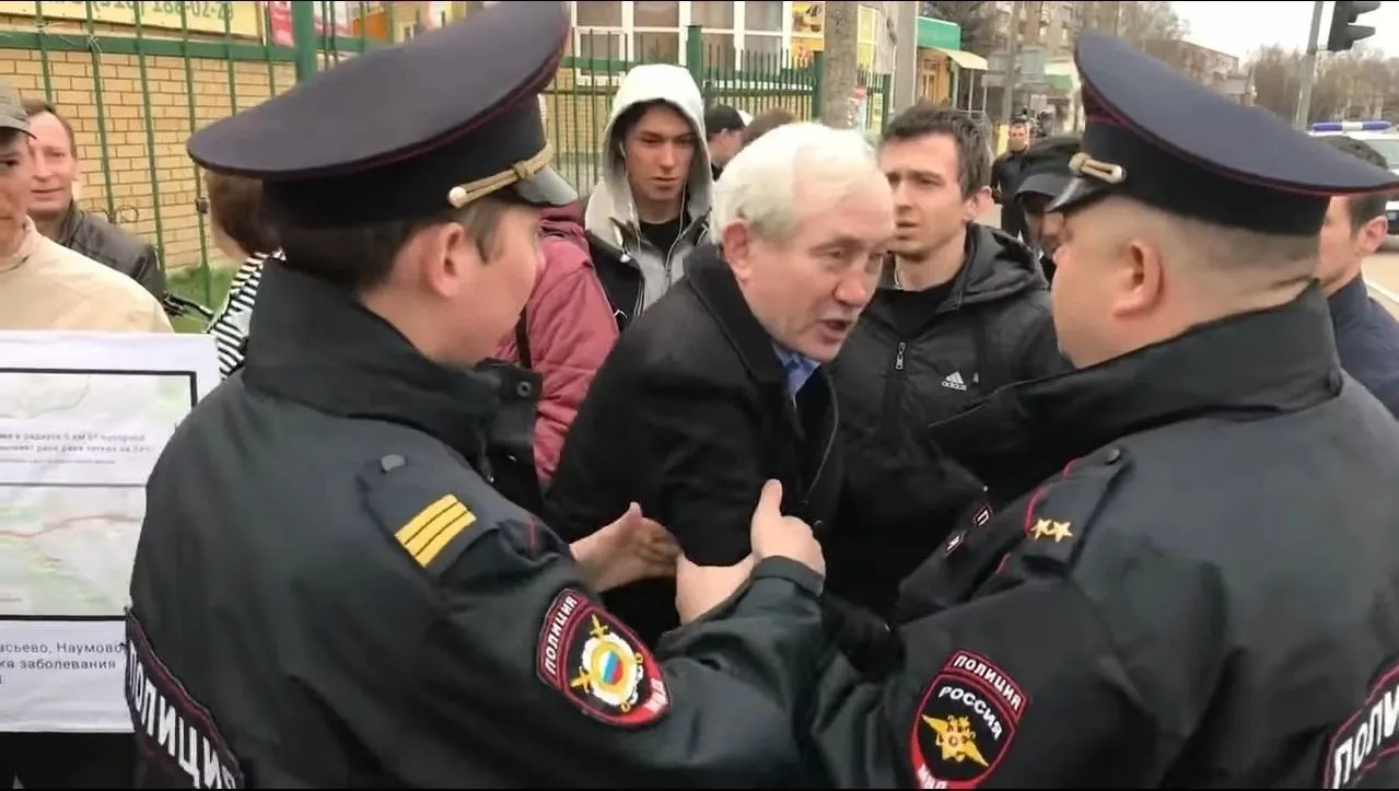 Александровский городской суд по ч. 2 ст. 20.2 КоАП привлёк к административной ответственности Юрия Саенко. По предварительным данным, дело связано с одиночными пикетами в защиту местного самоуправления; ранее его уже штрафовали за видеообращение против ввоза мусора из Москвы.