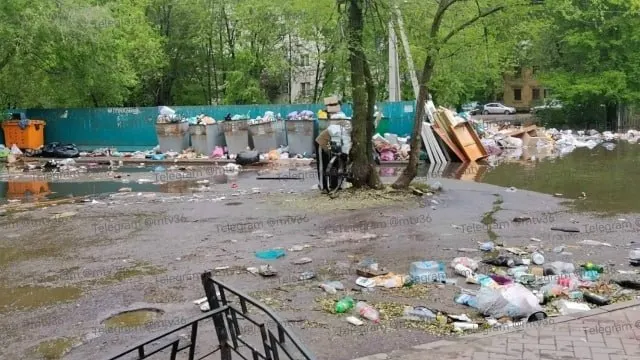 После сильного дождя потоки воды разворошили свалки: горы отходов вынесло на проезжую часть в Железнодорожном районе.