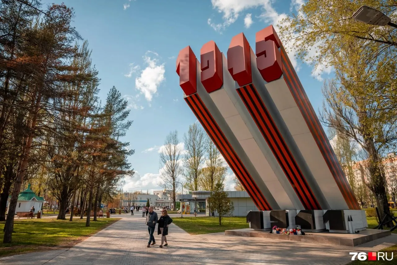 Два года после ремонта парк 30-летия Победы встречает весну перекопанными газонами и неухоженными участками. Власти ищут подрядчика для восстановления территории.