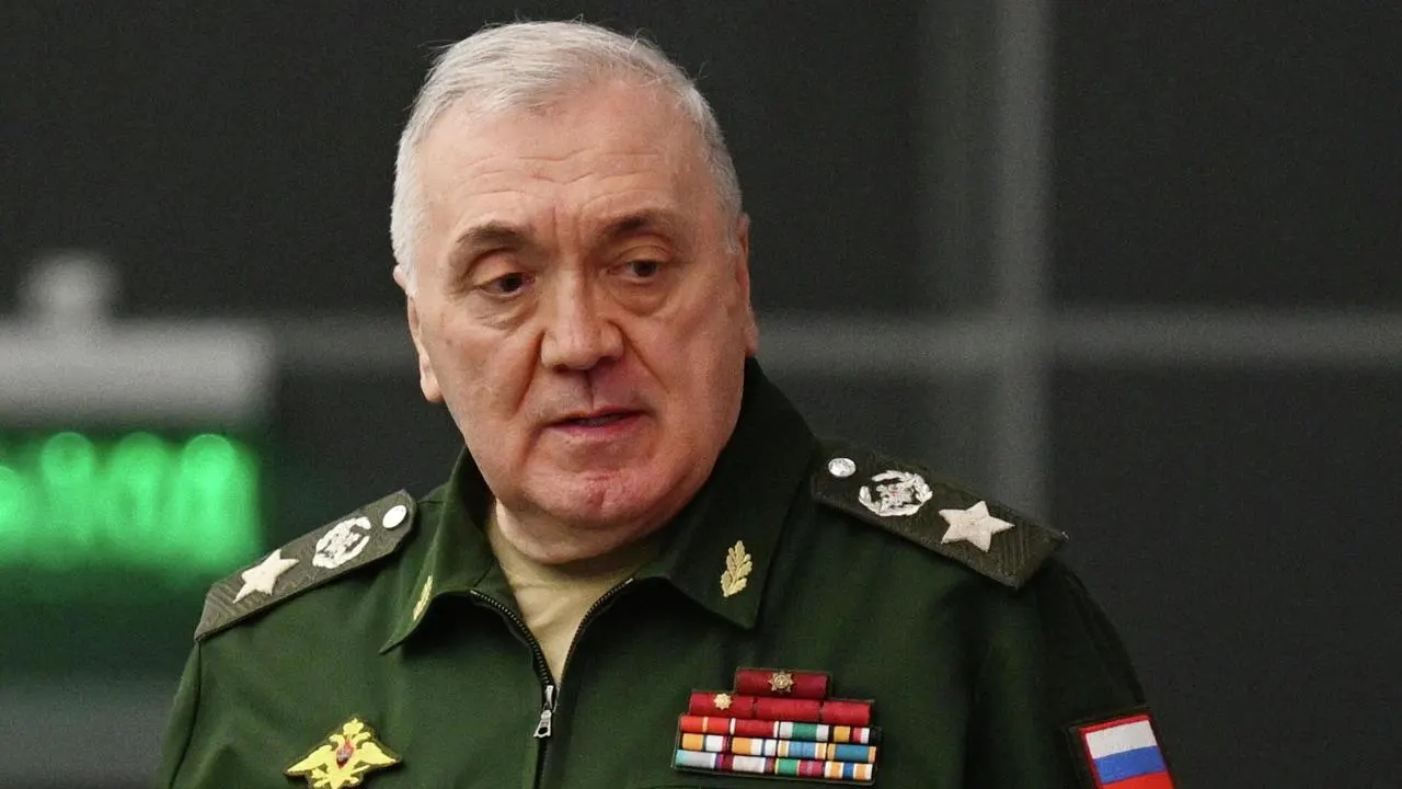 Никулинский суд Москвы постановил взыскать в пользу государства имущество и средства семьи бывшего первого замминистра обороны общей стоимостью около 5,5 млрд рублей; дело велось в закрытом режиме по соображениям, связанным с гособоронзаказом и персональными данными.