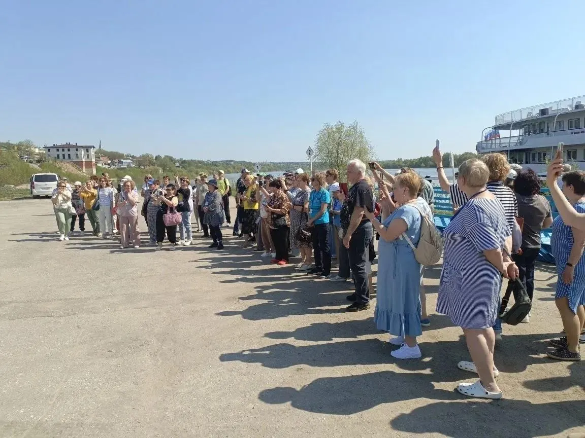 В Касимове состоялась встреча первого в сезоне круизного теплохода «Бородино» — судно встретили с музыкой.