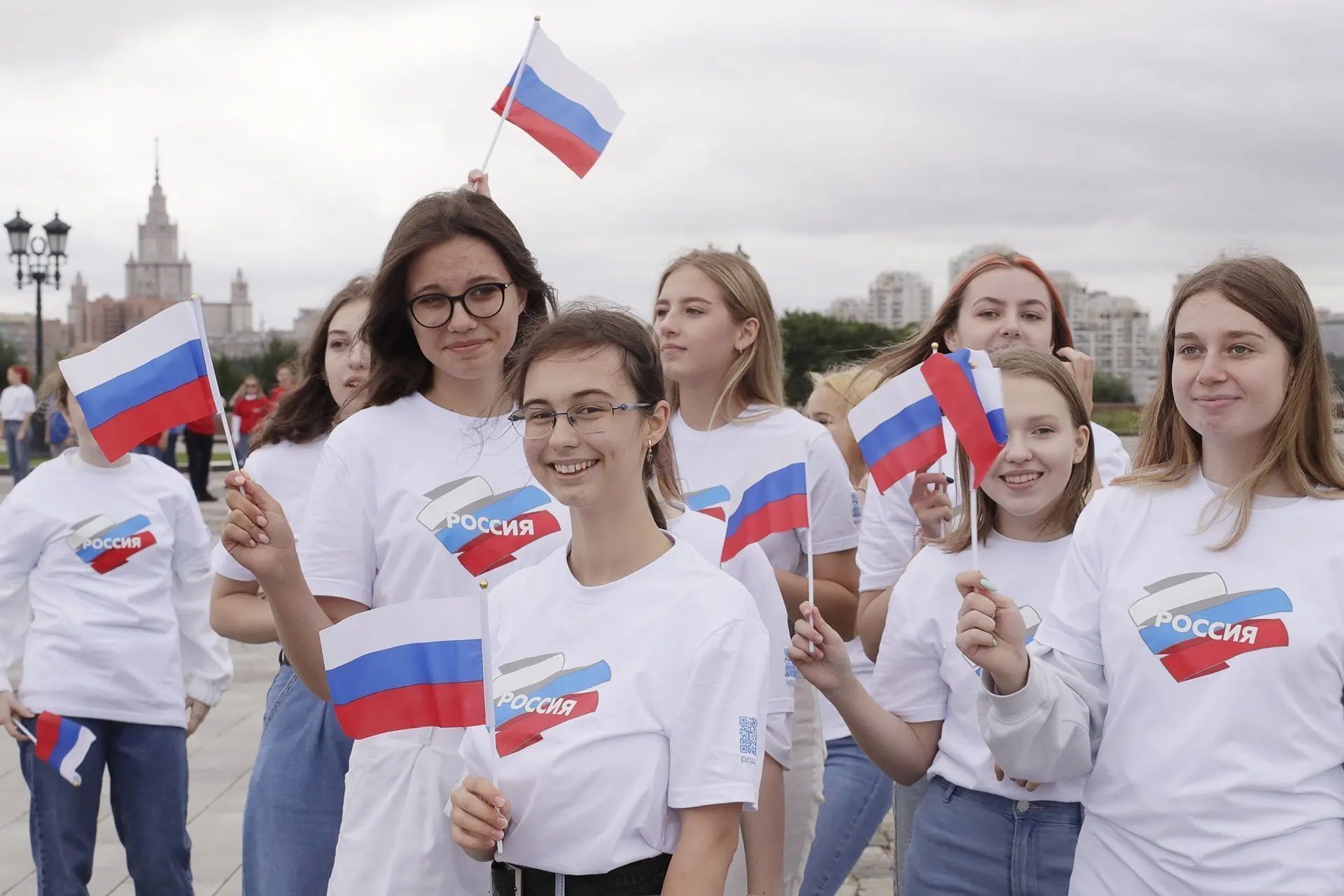 Государство резко увеличивает бюджет на патриотическое воспитание молодёжи и вводит сложные статистические показатели для учёта эффектов, но методики подсчёта и интерпретации данных вызывают серьёзные сомнения.